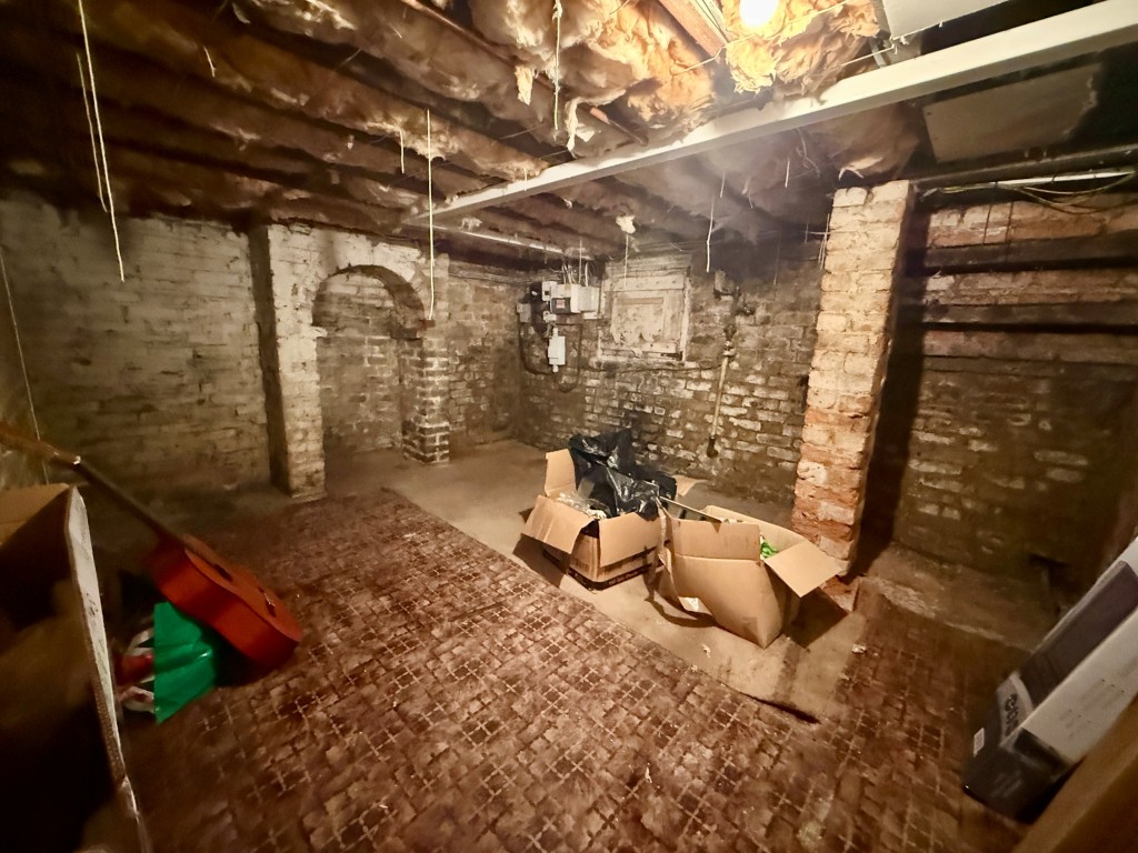 Lot: 123 - FREEHOLD BLOCK OF TWO FLATS FOR INVESTMENT - Basement